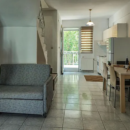 Vm Seahouse Two Bedroom Fourka Apartment *